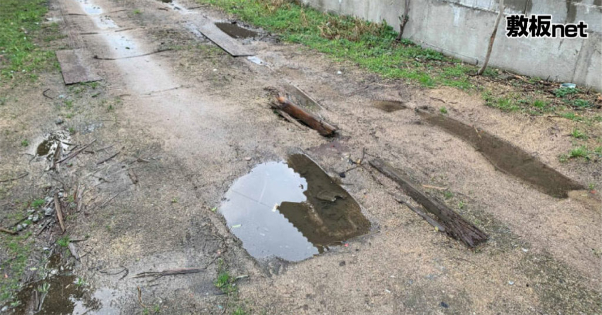 急な雨でのぬかるみ対策に。敷鉄板が使えない狭い通路にプラスチック敷板を使ってみた