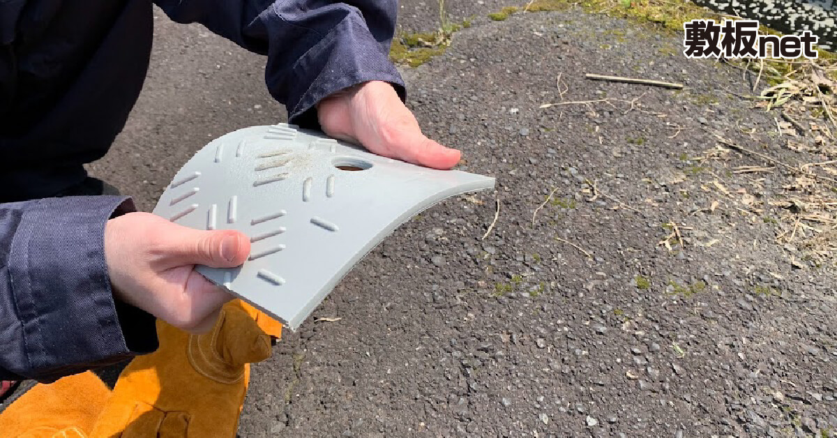プラスチック敷板の耐熱実験:ガスバーナーであぶった後まげてみた