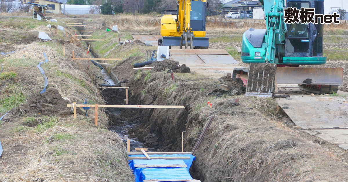 用水路工事の穴を掘る作業の写真