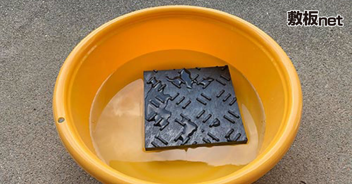 プラスチック敷板が水に浮いている写真