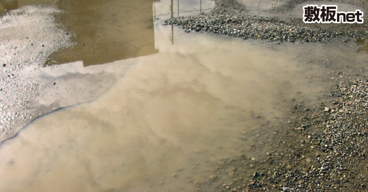 砂利駐車場は水たまりだらけ